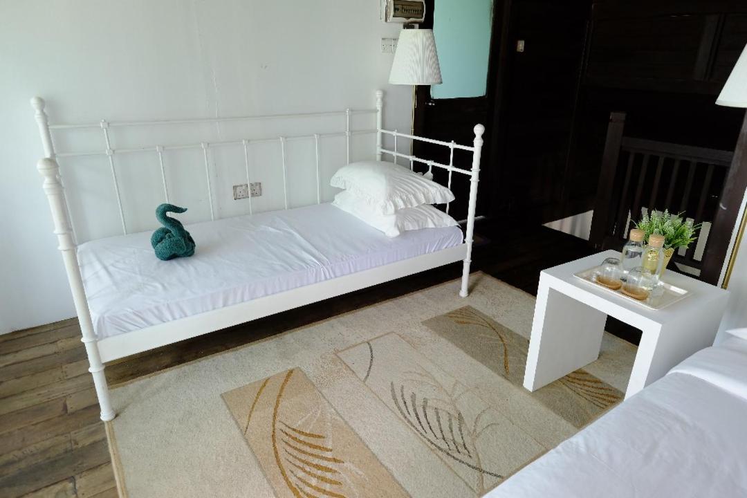 Bayu Lestari Island Resort Mersing Exterior foto